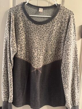 7th Ray Gray Heather Crewneck Pullover with Dark Trim